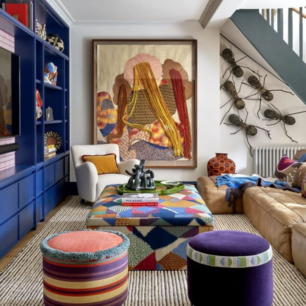 Espaço de convívio com uma decoração maximalista.