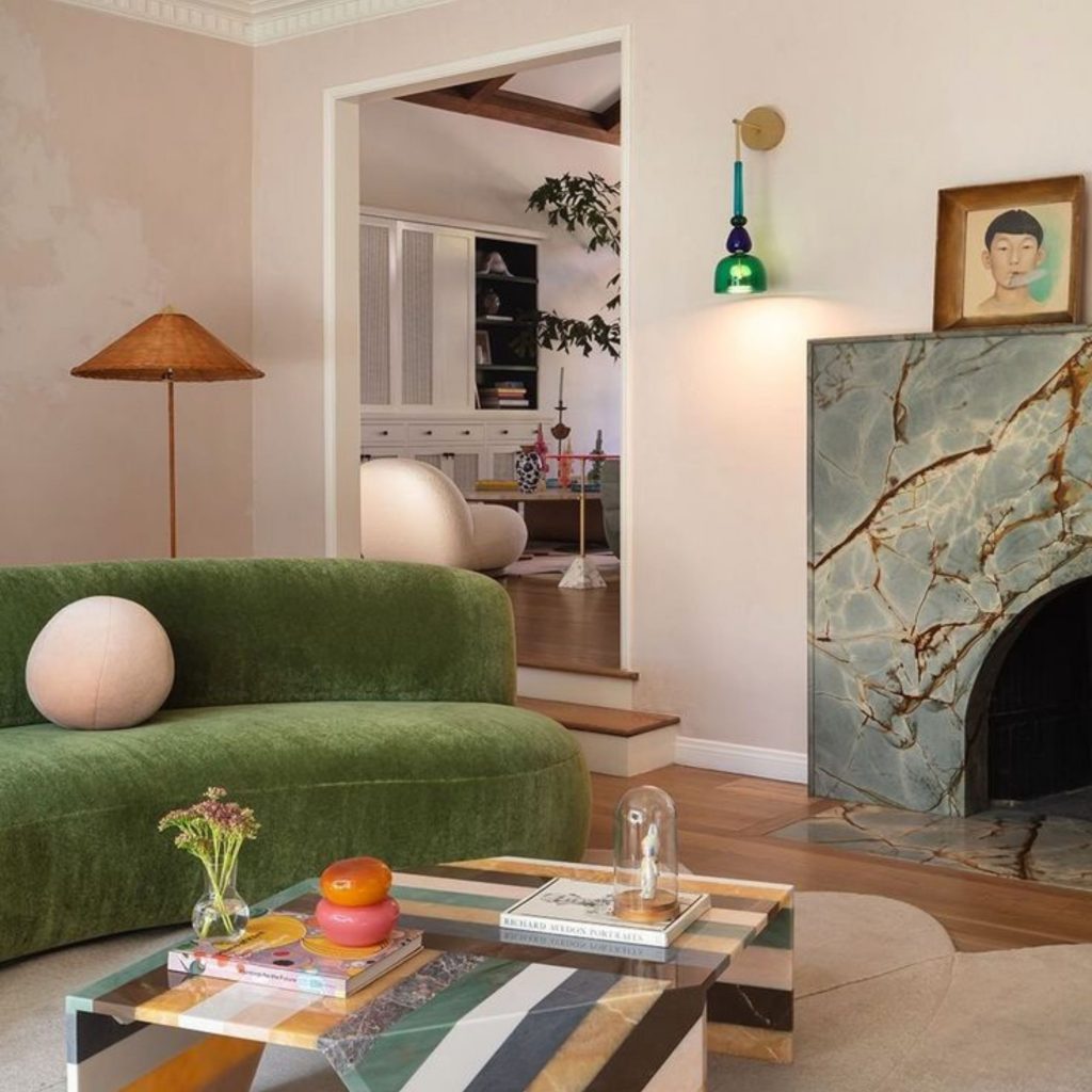 Uma sala com uma base minimalista e decoração maximalista.