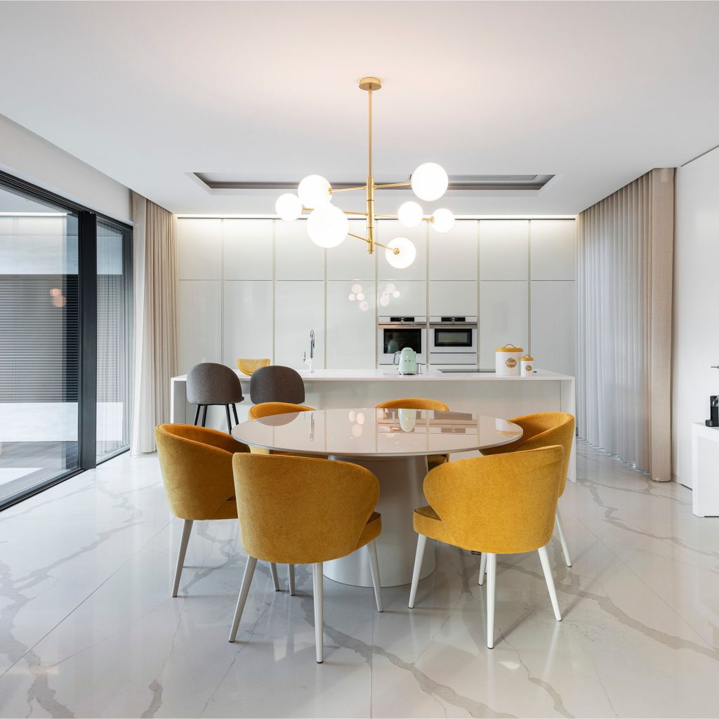 COozinha que combina minimalismo com maximalismo.