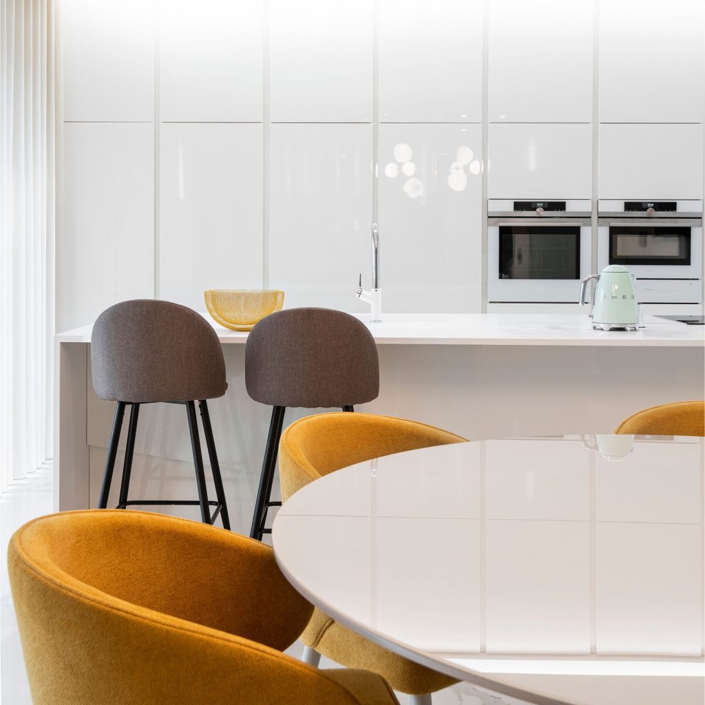 Detalhes coloridos numa cozinha minialista.