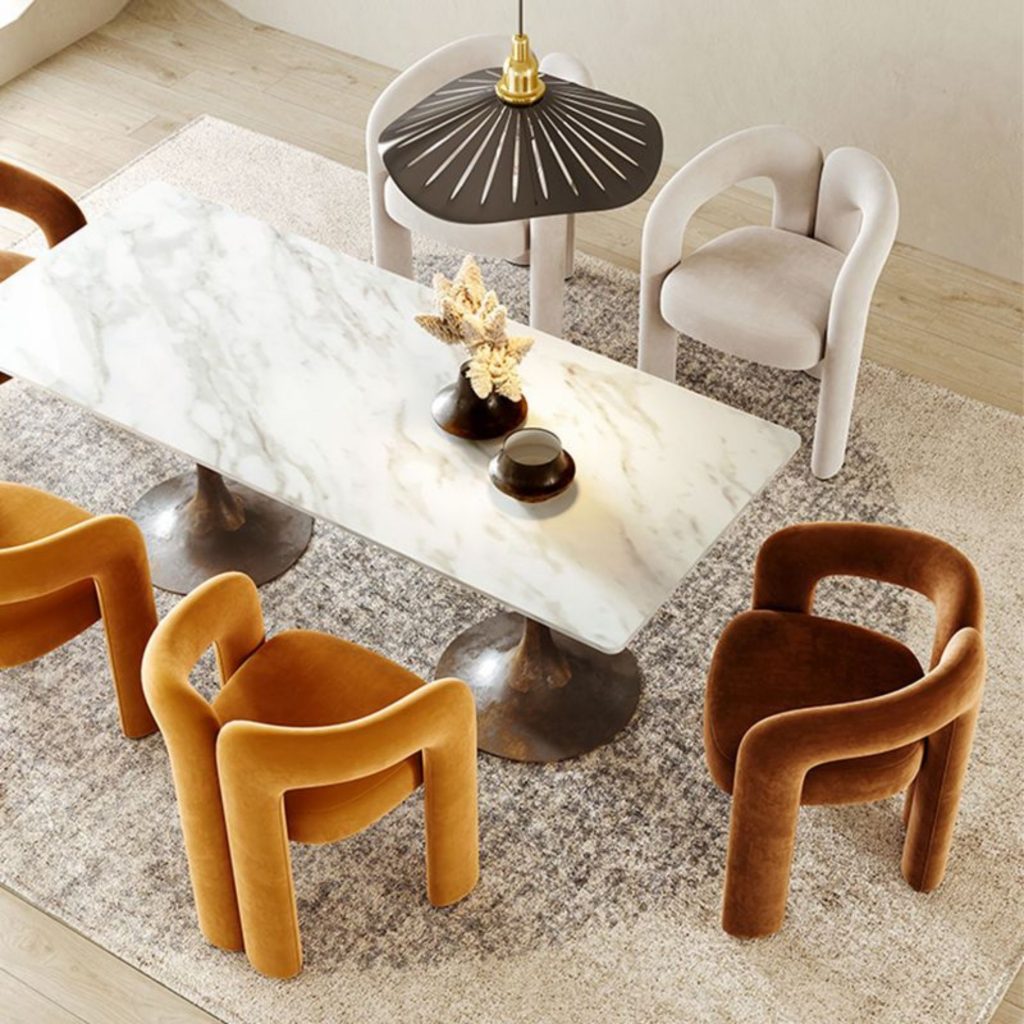 Mesa de jantar minimalista com decorações maximali