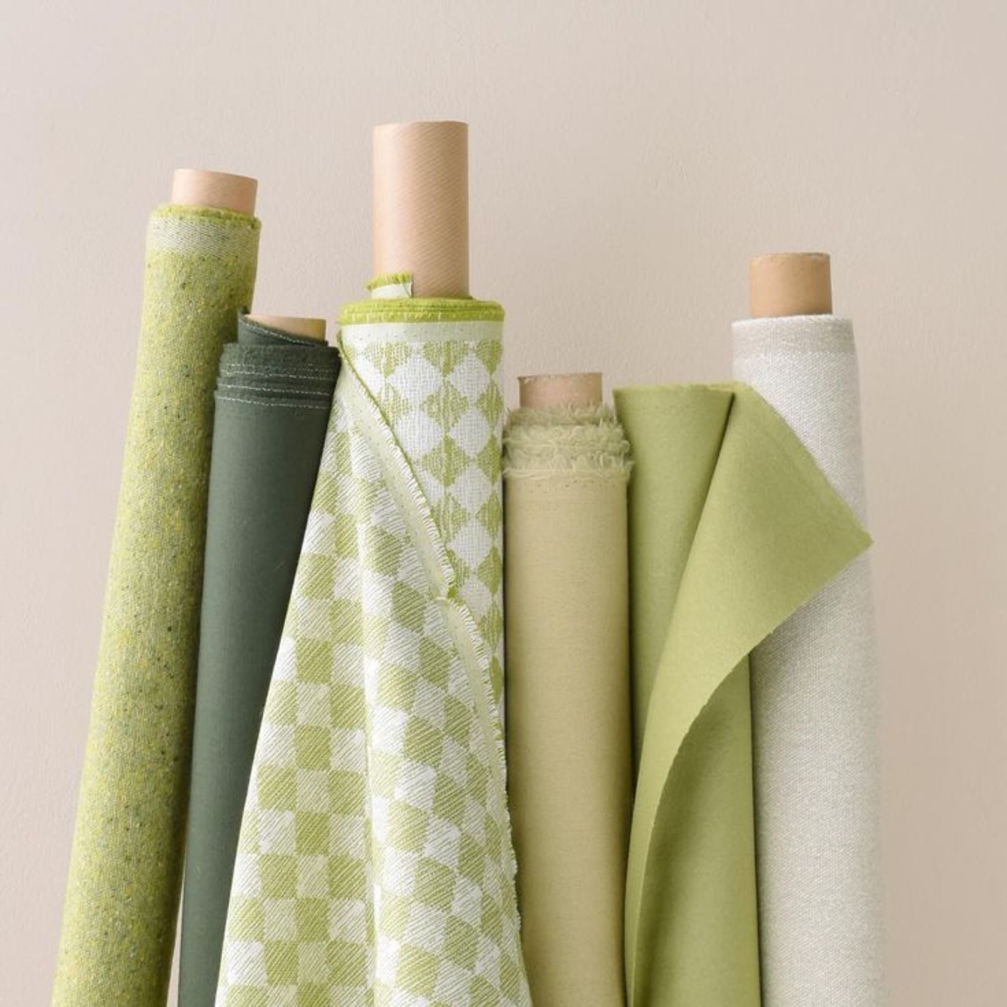 Tecidos com diferentes tons, padrões e texturas.