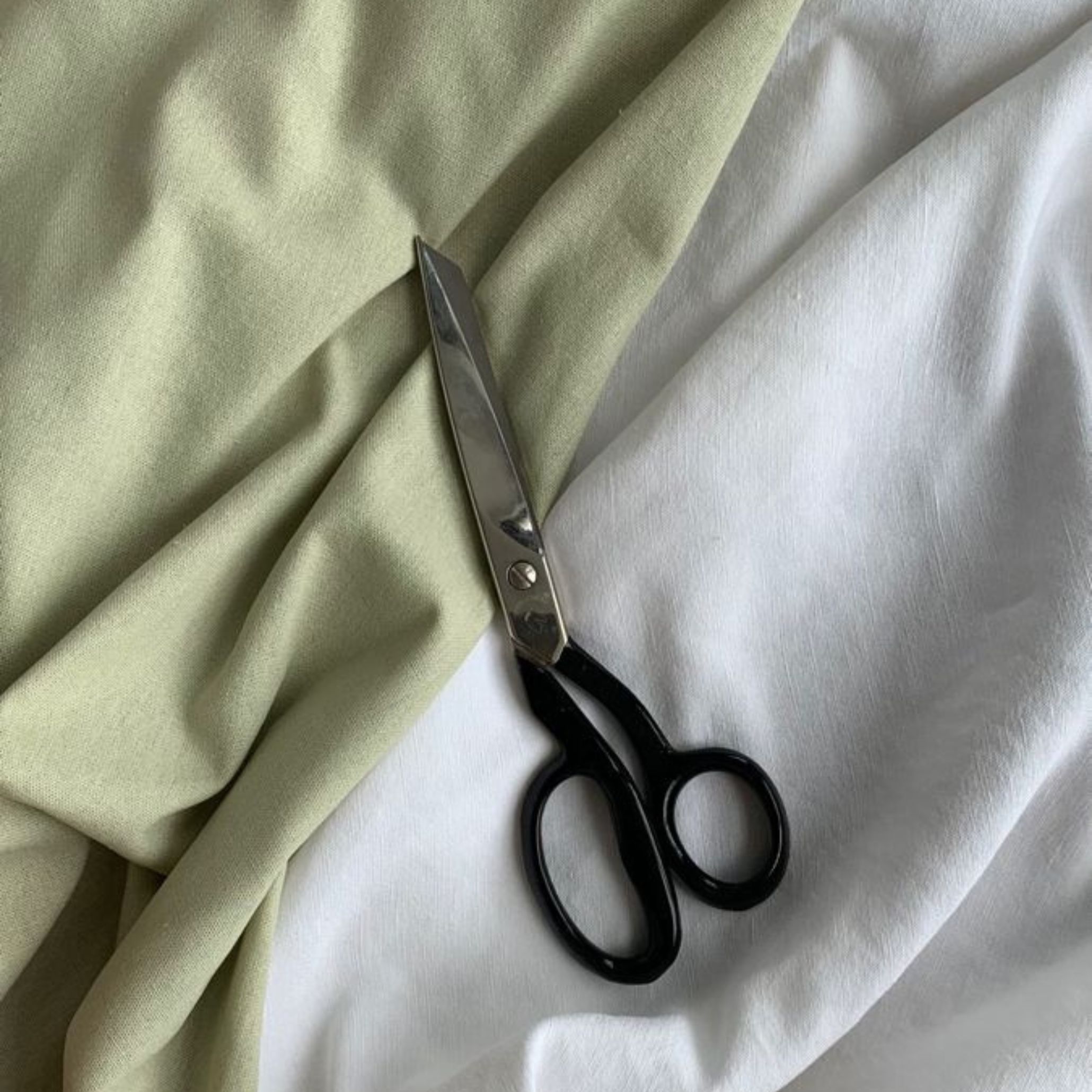 Corte dos tecidos para os utilizar na produção de mobiliário.