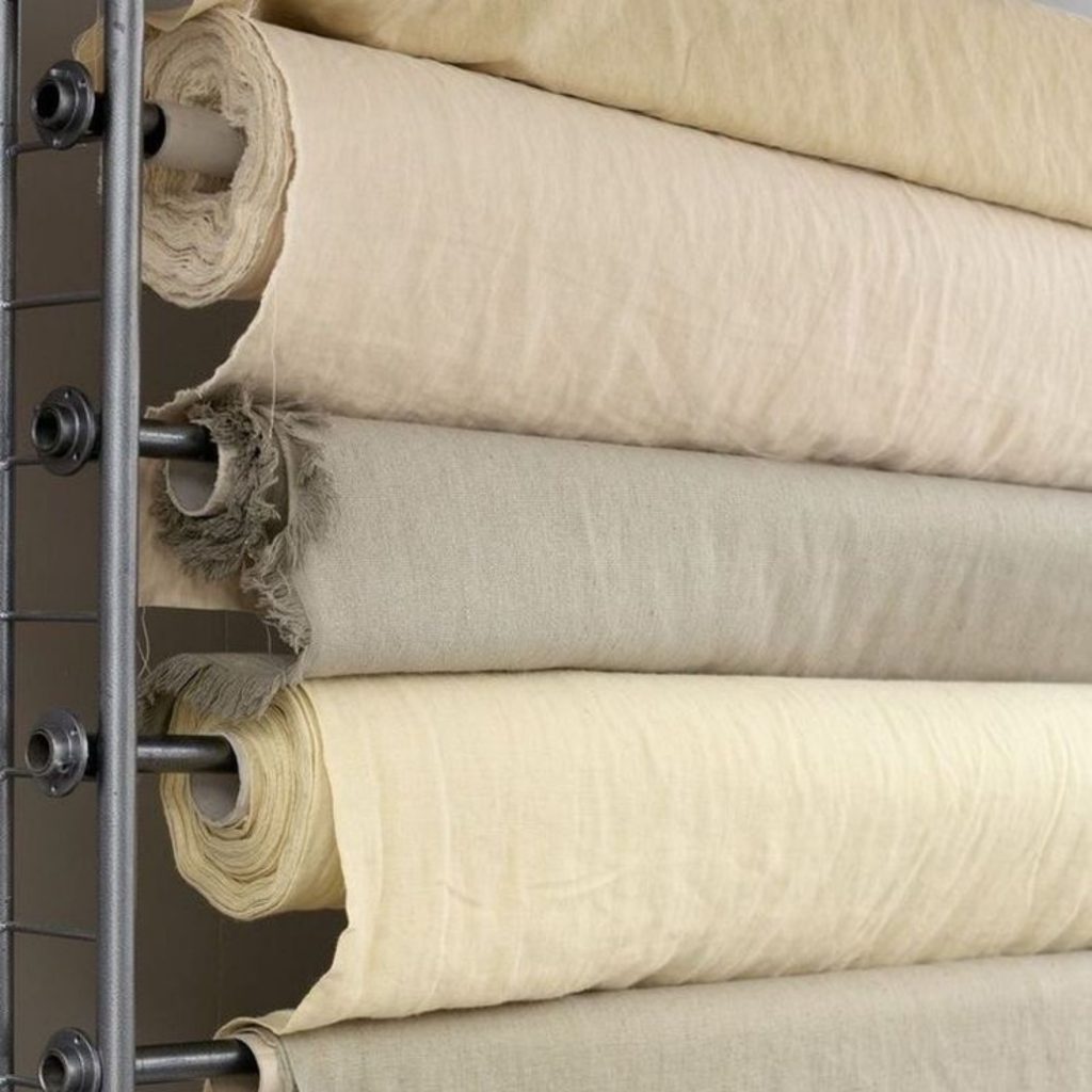 Tecidos tingidos através de técnicas ecológicas.