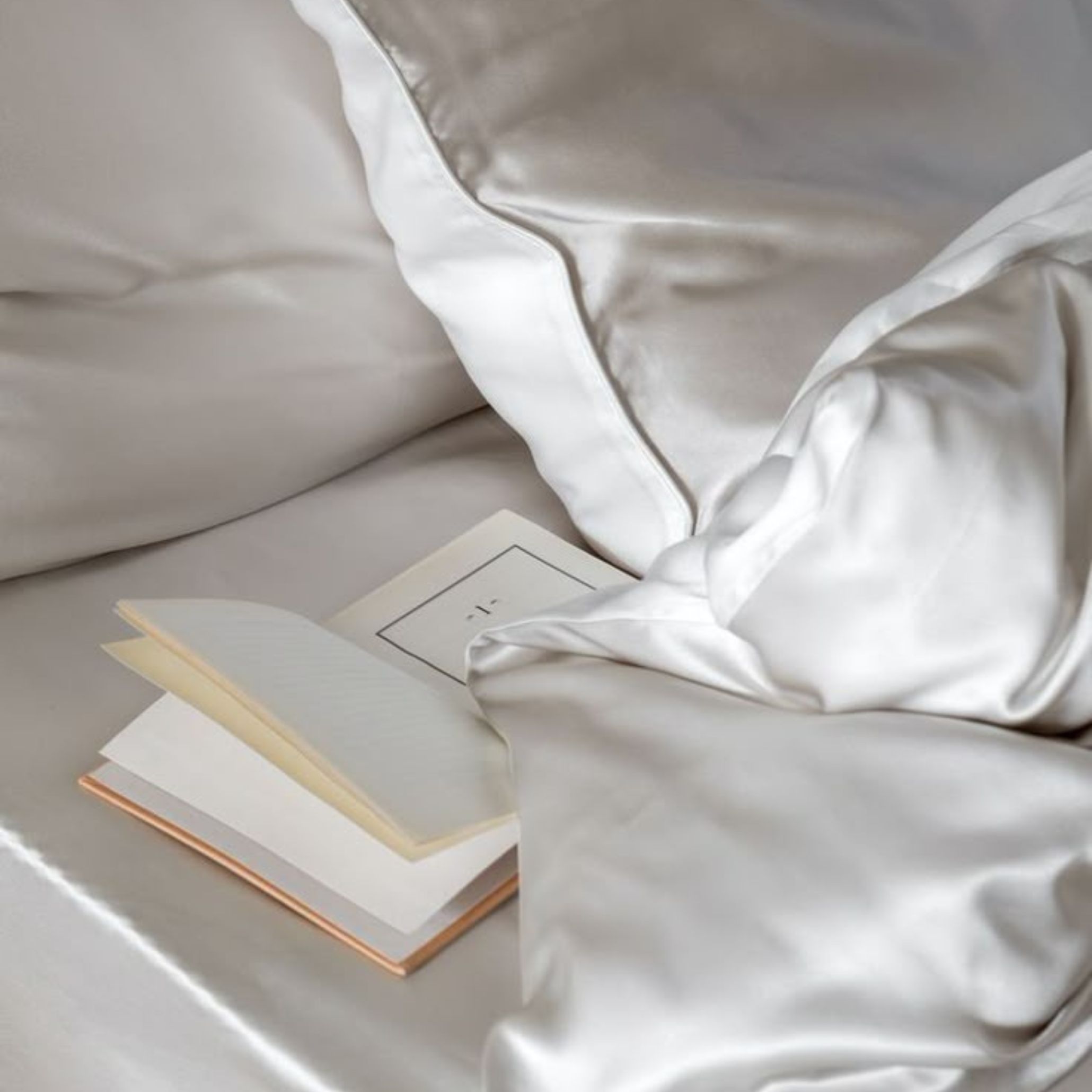 Tecido com acabamento acetinado utilizado na roupa da cama.