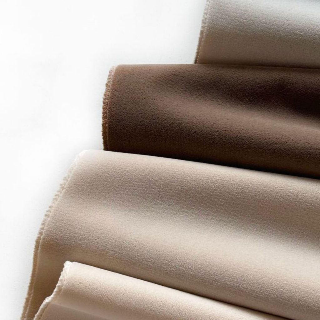 Tecidos com propriedades avançadas que os tornam resistentes ao uso diário.