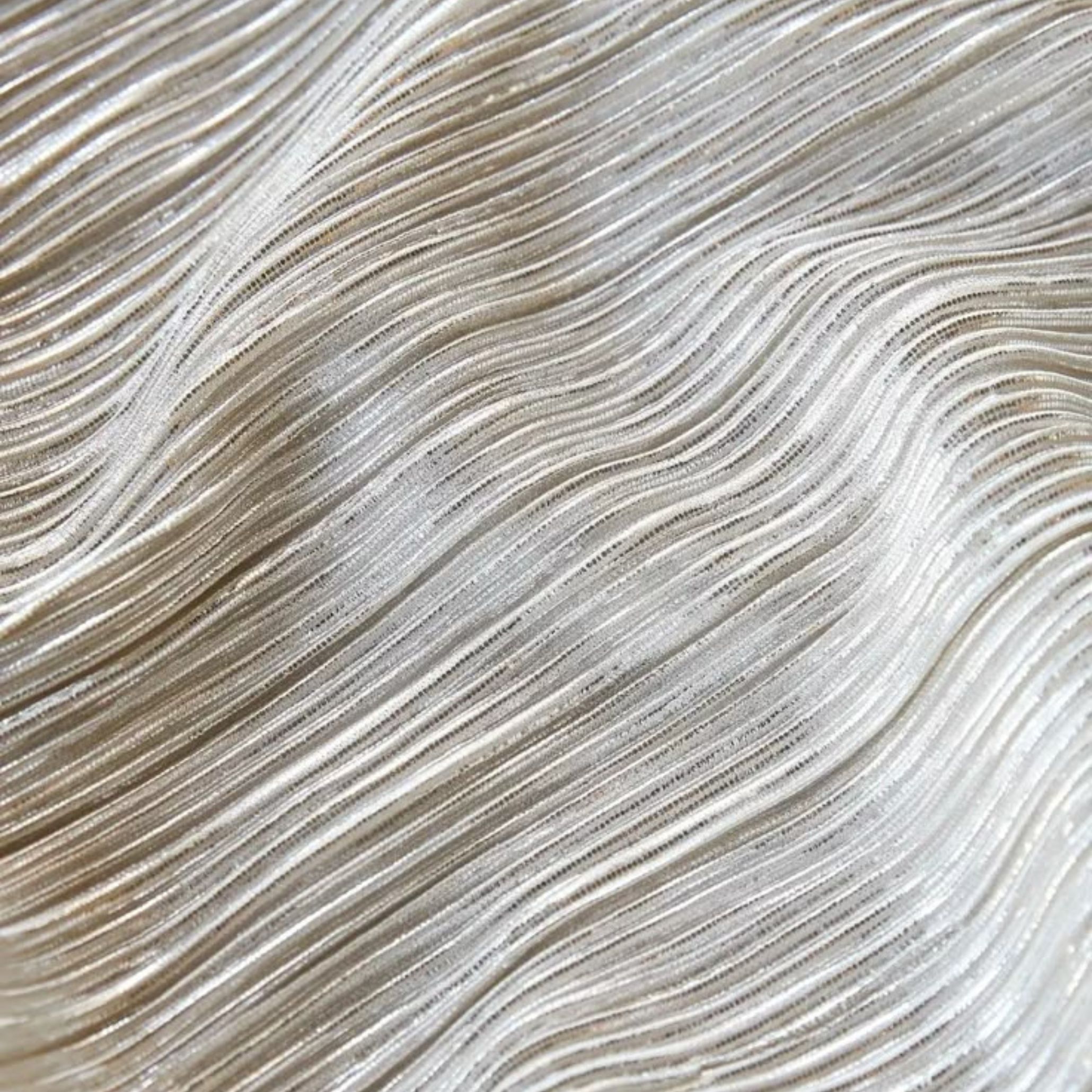 Tecido com fios metálicos.