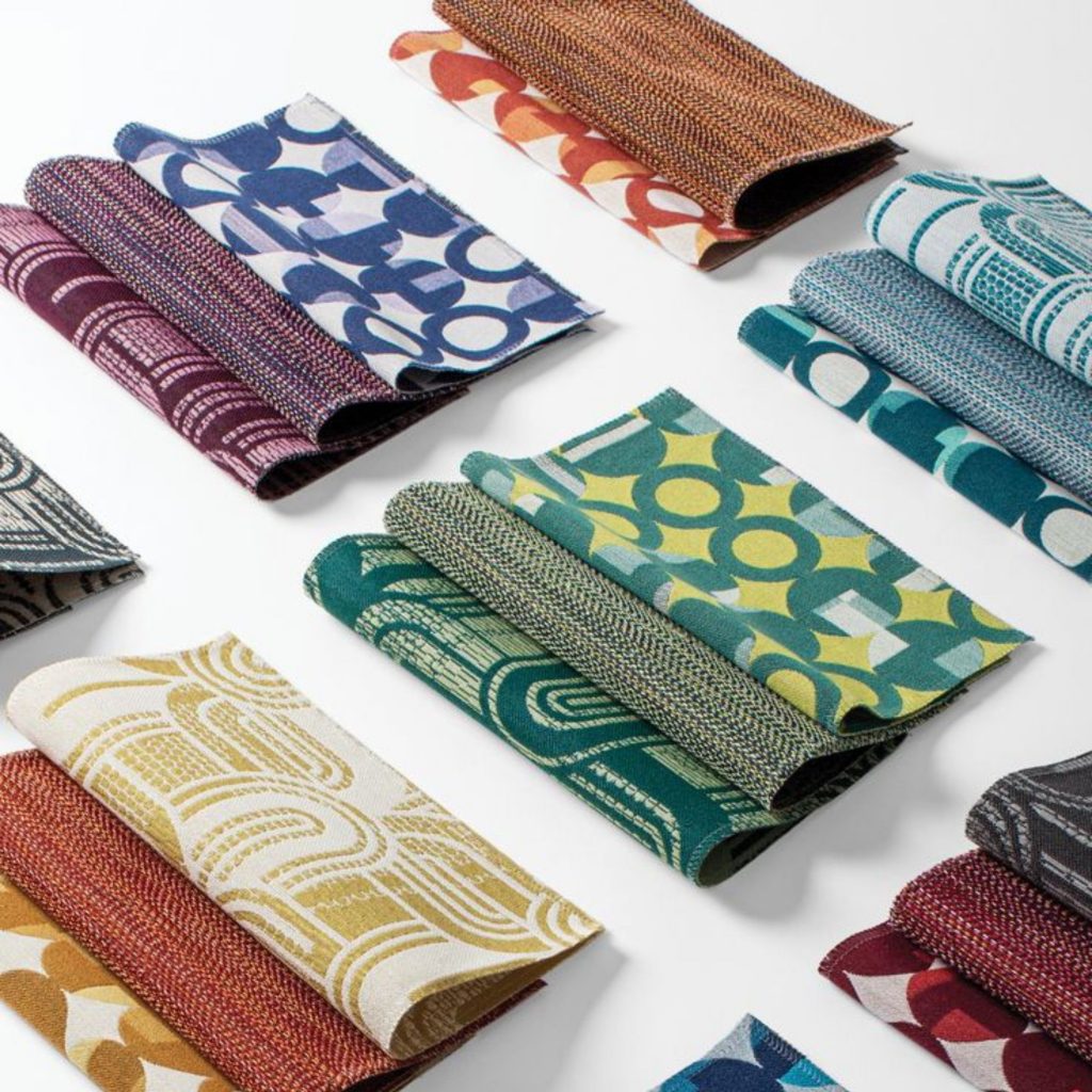 Tecidos com padrões ousados.