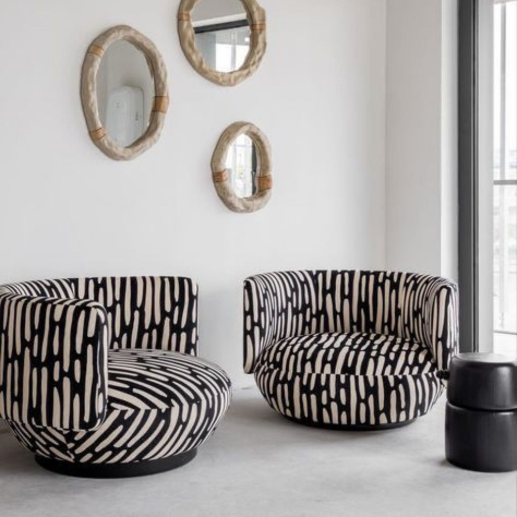 Mobiliário revestido por um tecido visualmente impactante.