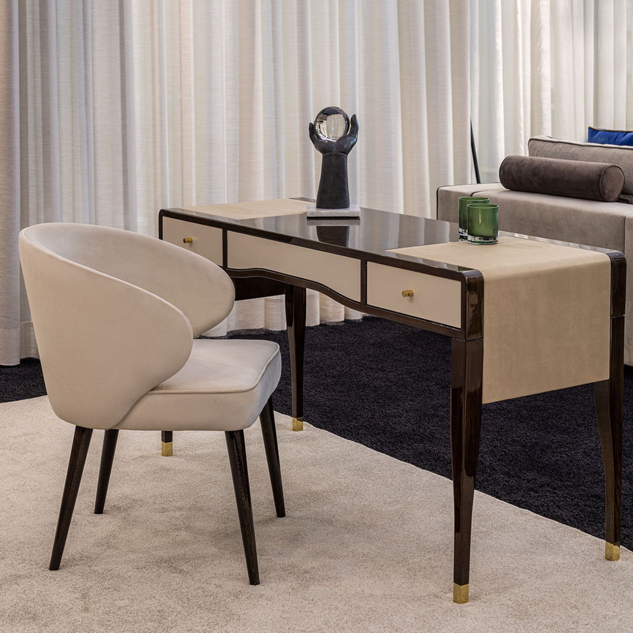 Espaço de trabalho com uma secretária de inspiração vintage.