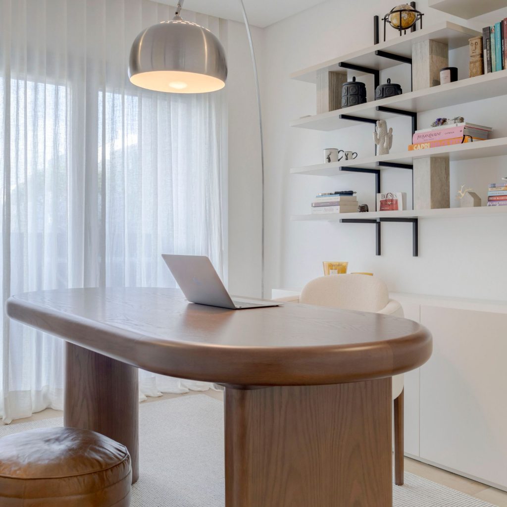 Escritório moderno com influências brasileiras.