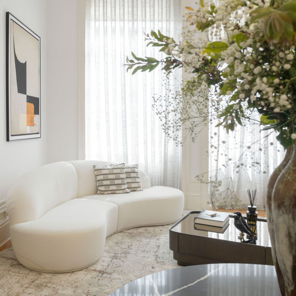 Interpretação contemporânea do estilo parisiense em ambiente corporativo