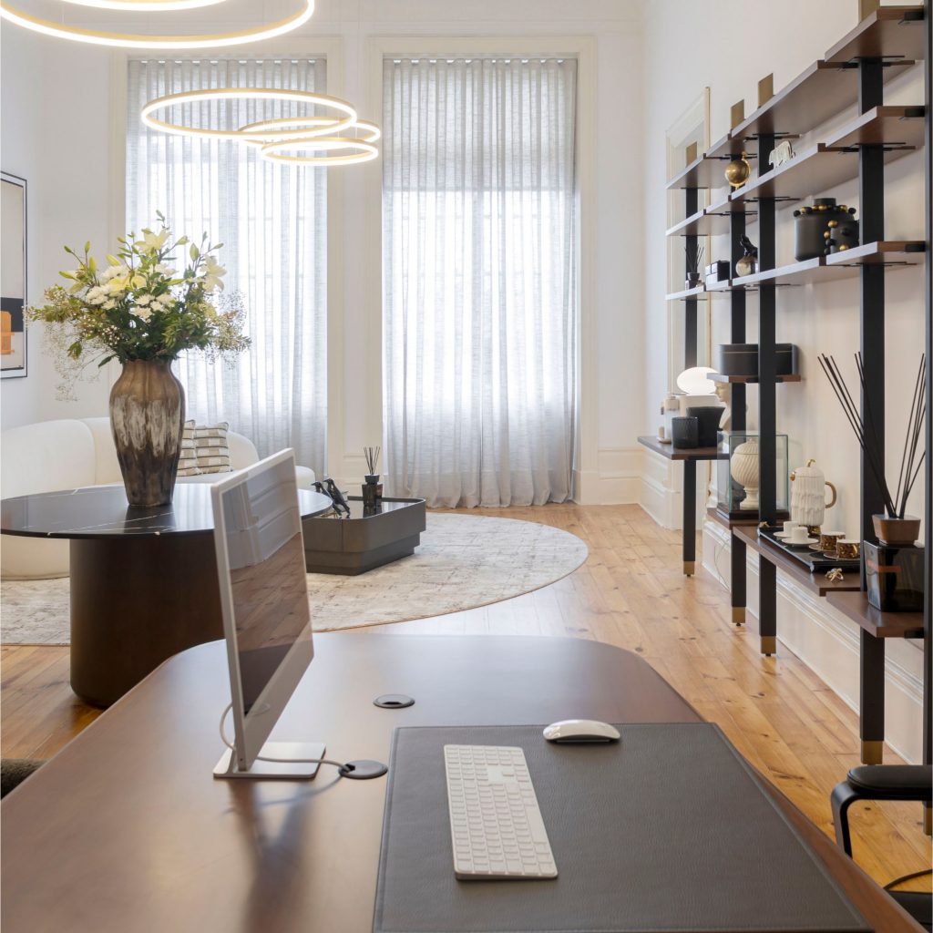 Escritório com elementos clássicos adaptados para um contexto contemporâneo.
