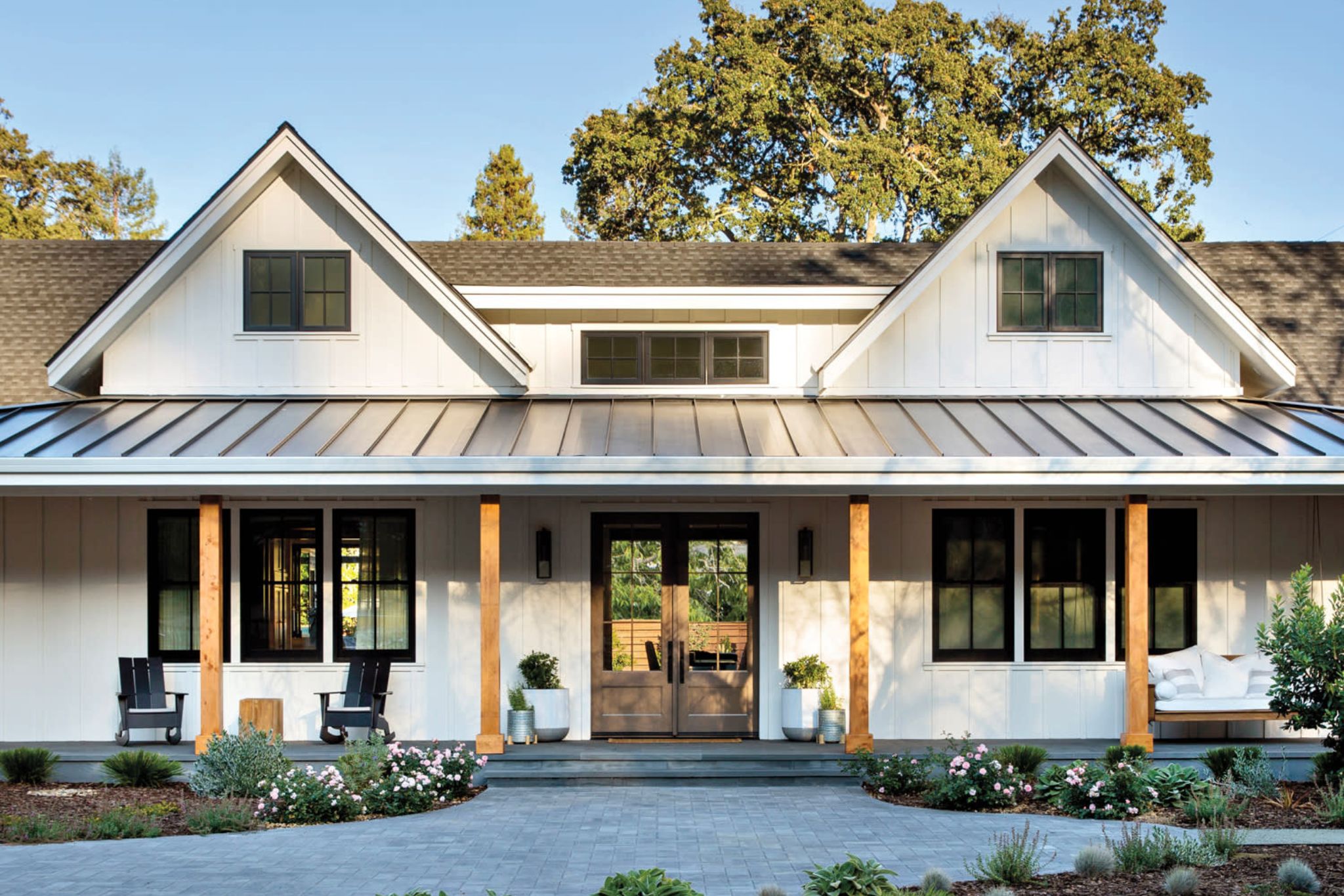 Casa com o exterior inspirado no estilo farmhouse