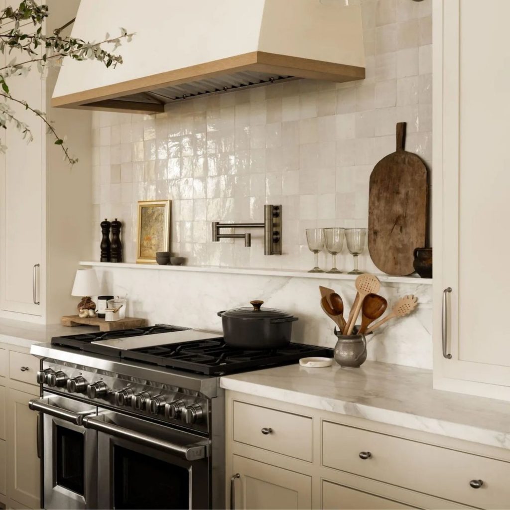 Cozinha moderna pequena com fogão a gás.