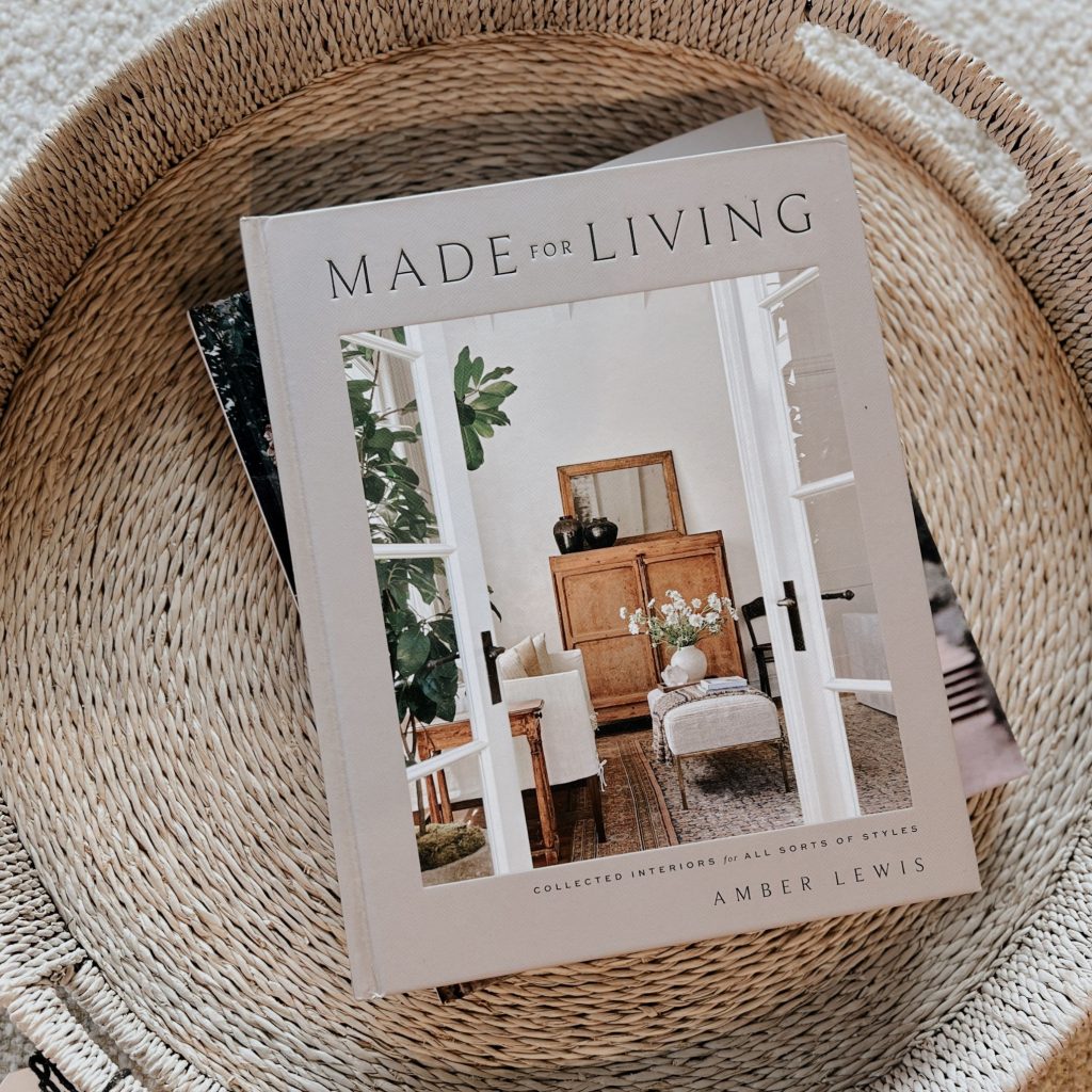 Cesta de fibras naturais como decoração.