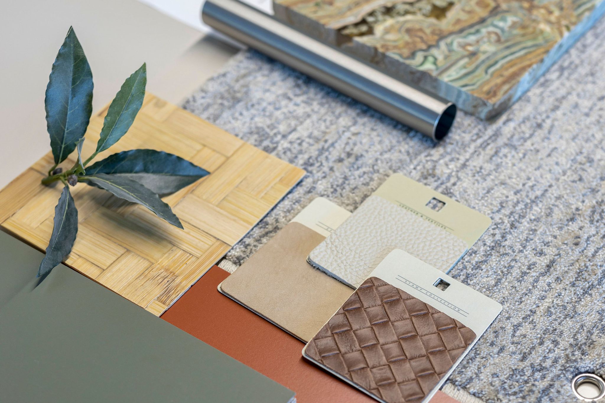 Materiais de acabamento e revestimento utilizados no design de interiores.