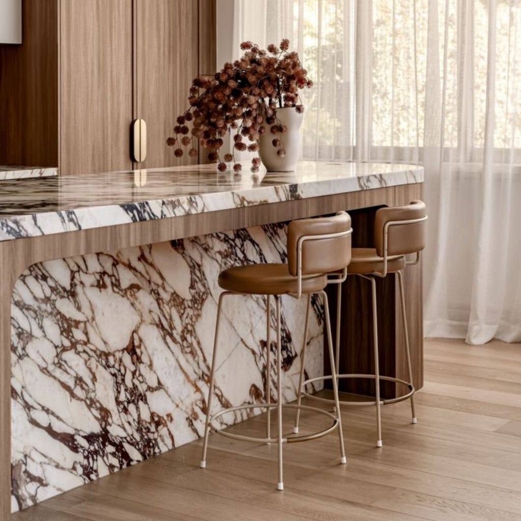 Acabamento de uma ilha de uma cozinha moderna em mármore.