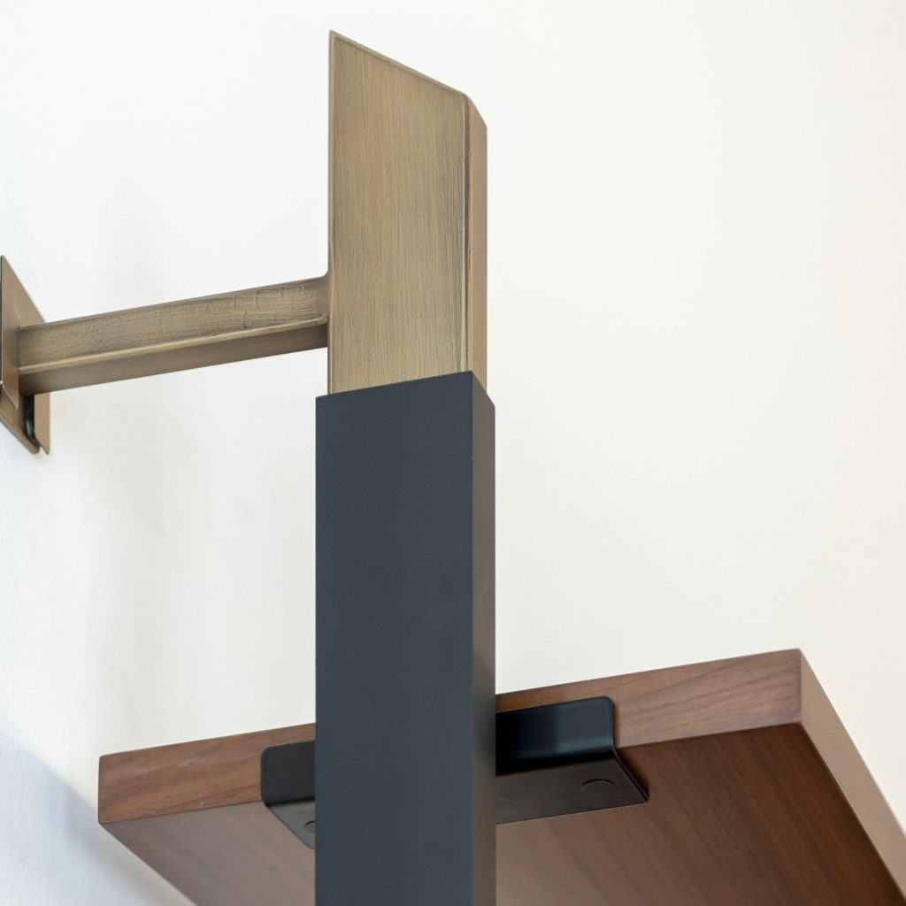 Acabamentos metálicos num sistema de dia elegante.