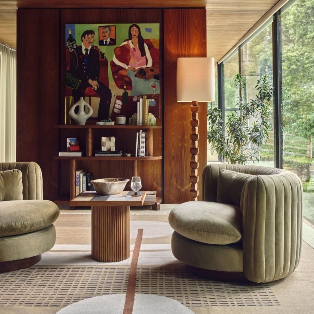 Cadeirões em veludo para a sala de estar.