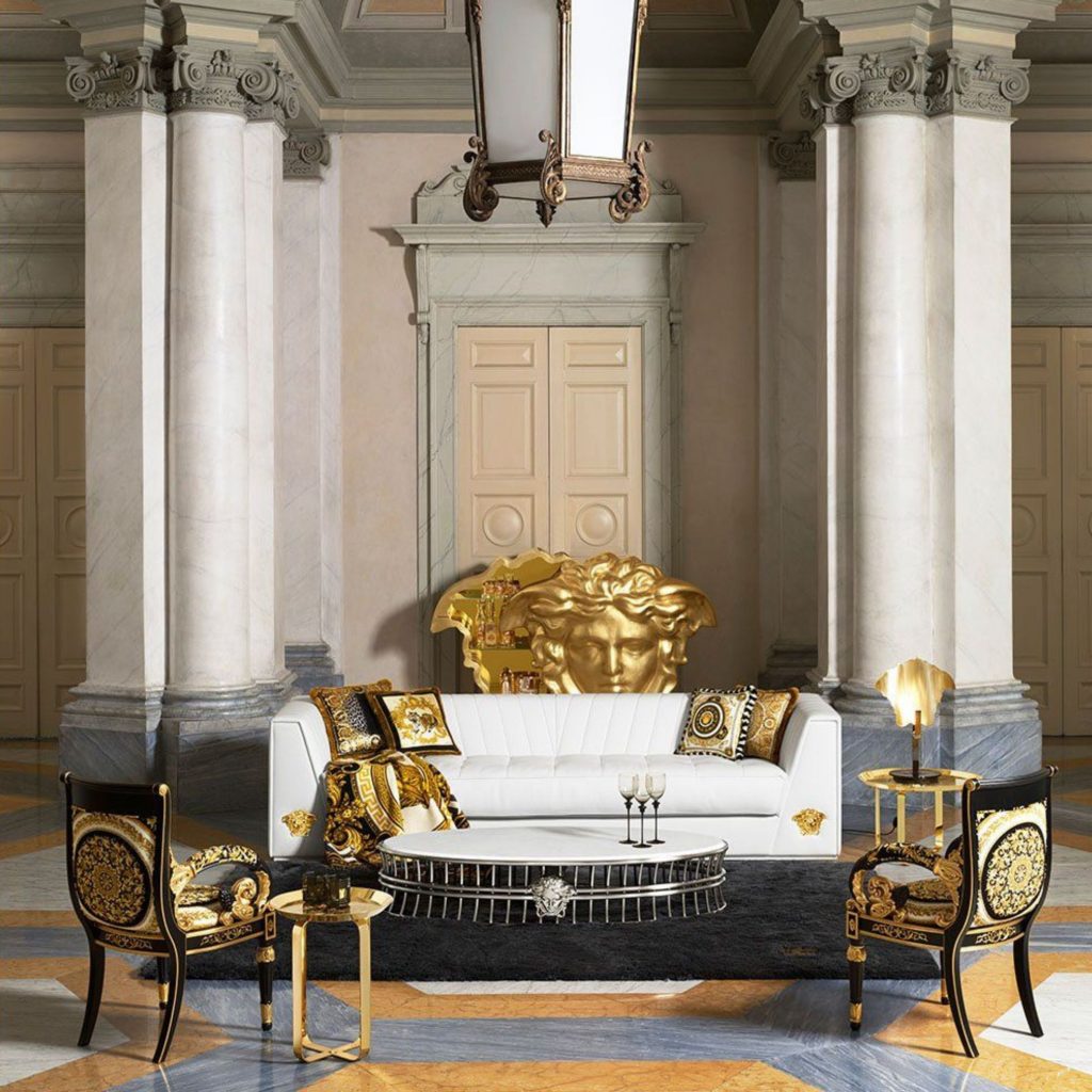 Decoração no estilo loud luxury.