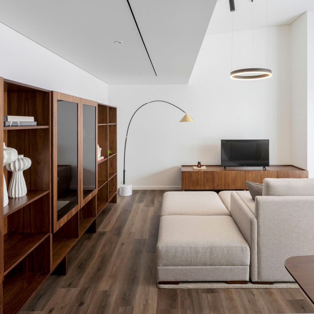 Moradia coronado com uma sala de estar inspirada no quiet luxury.