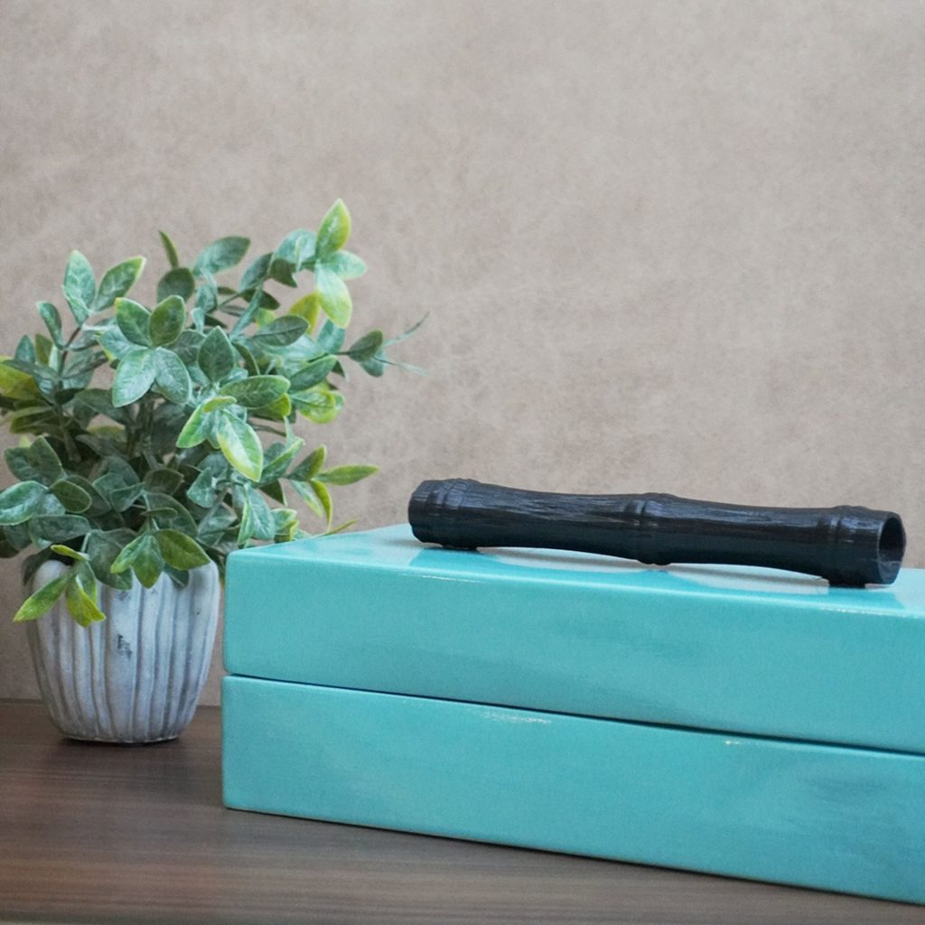 Caixa decorativa em tom turquesa.