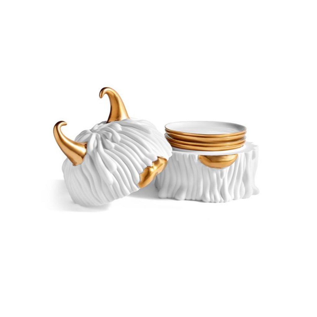 Escultura decorativa com pratos no interior.