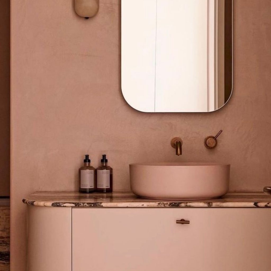 Casa de banho moderna num tom rosa seco.