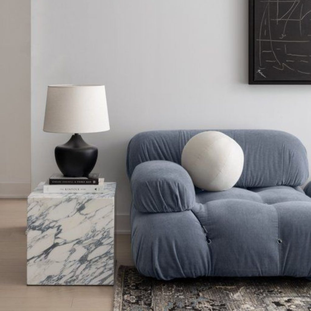 Cor pantone do ano aplicada juntamente com tonalidades desvanecidas.