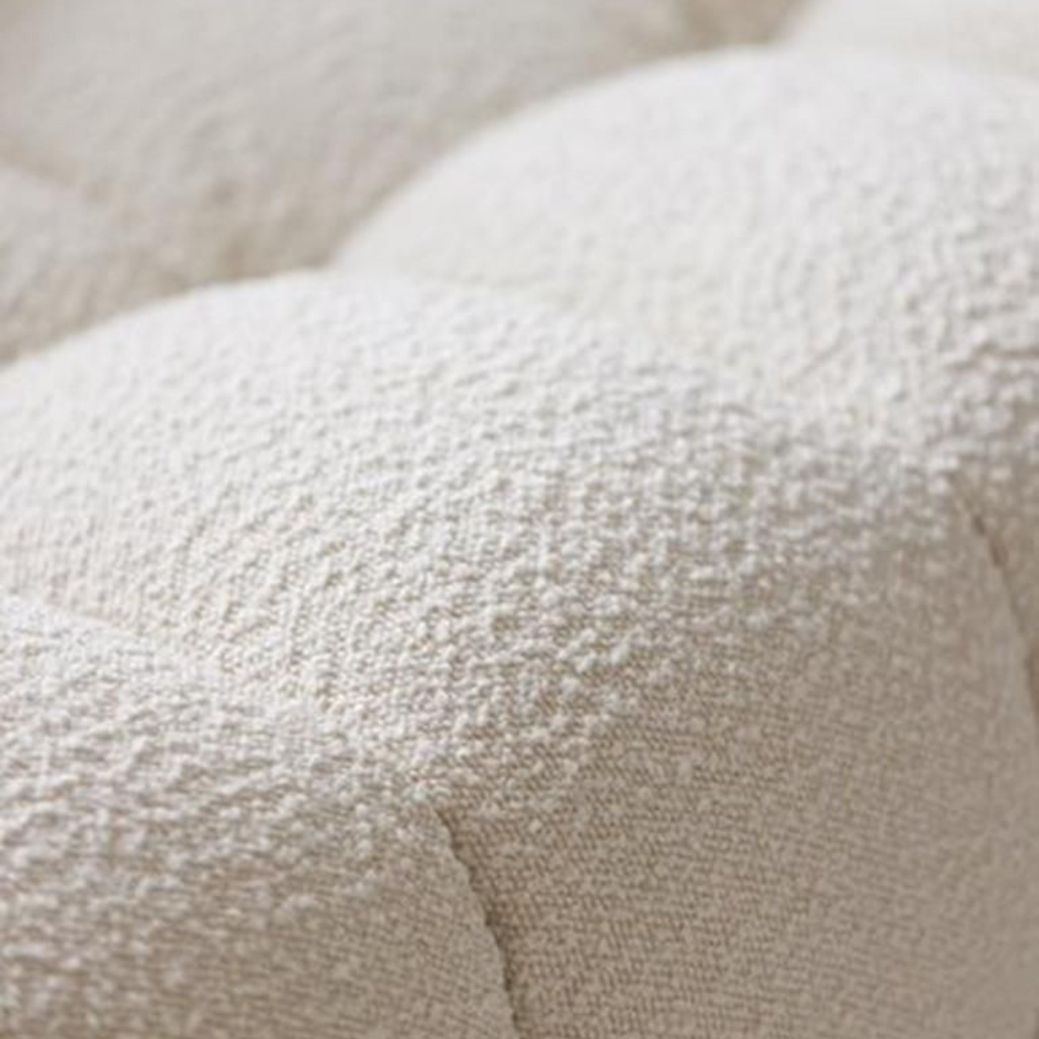 Textura do tecido bouclé, ideal para sofás, cadeirões e pufes.