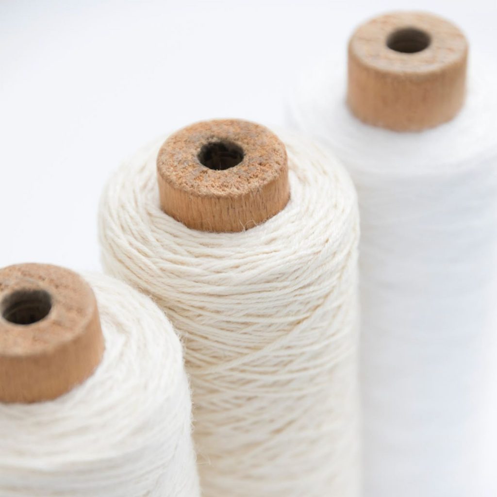 Fio de um rolo utilizado para fazer tecido bouclé.