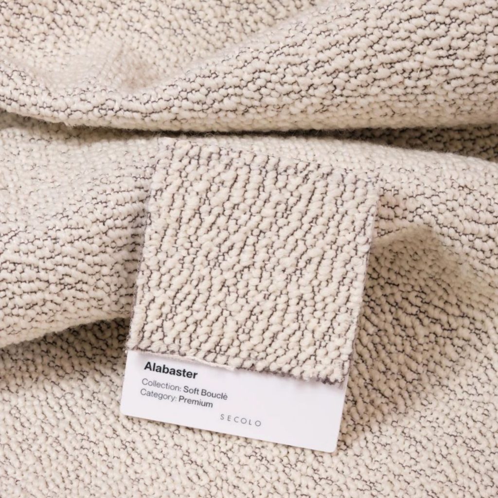 Amostra de tecido bouclé, o material ideal para uma sala de estar perfeita.