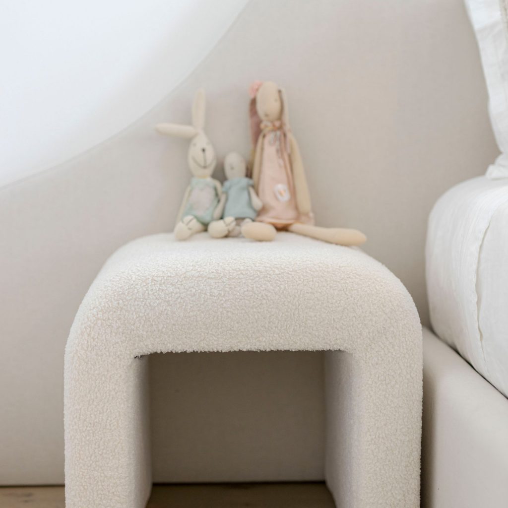 Tecido blouclé aplicado num banco que está a ser utilizado como mesa de cabeceira.