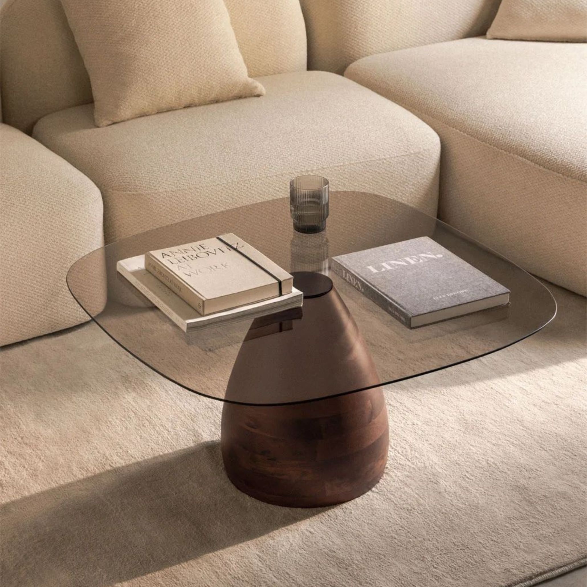 O contemporâneo no design de interiores materializado através de peças de mobiliário.