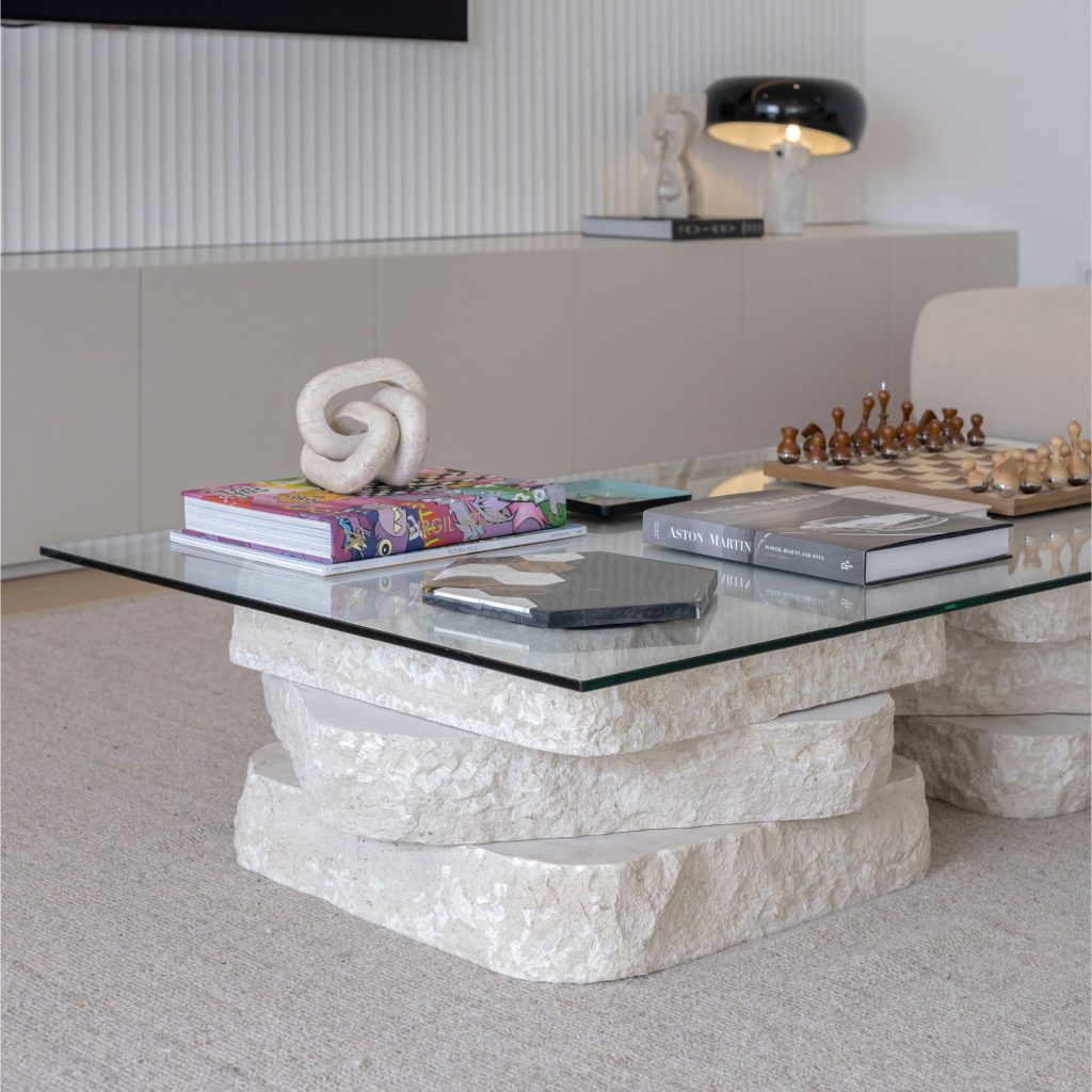 Uma mesa de apoio no estilo contemporâneo.