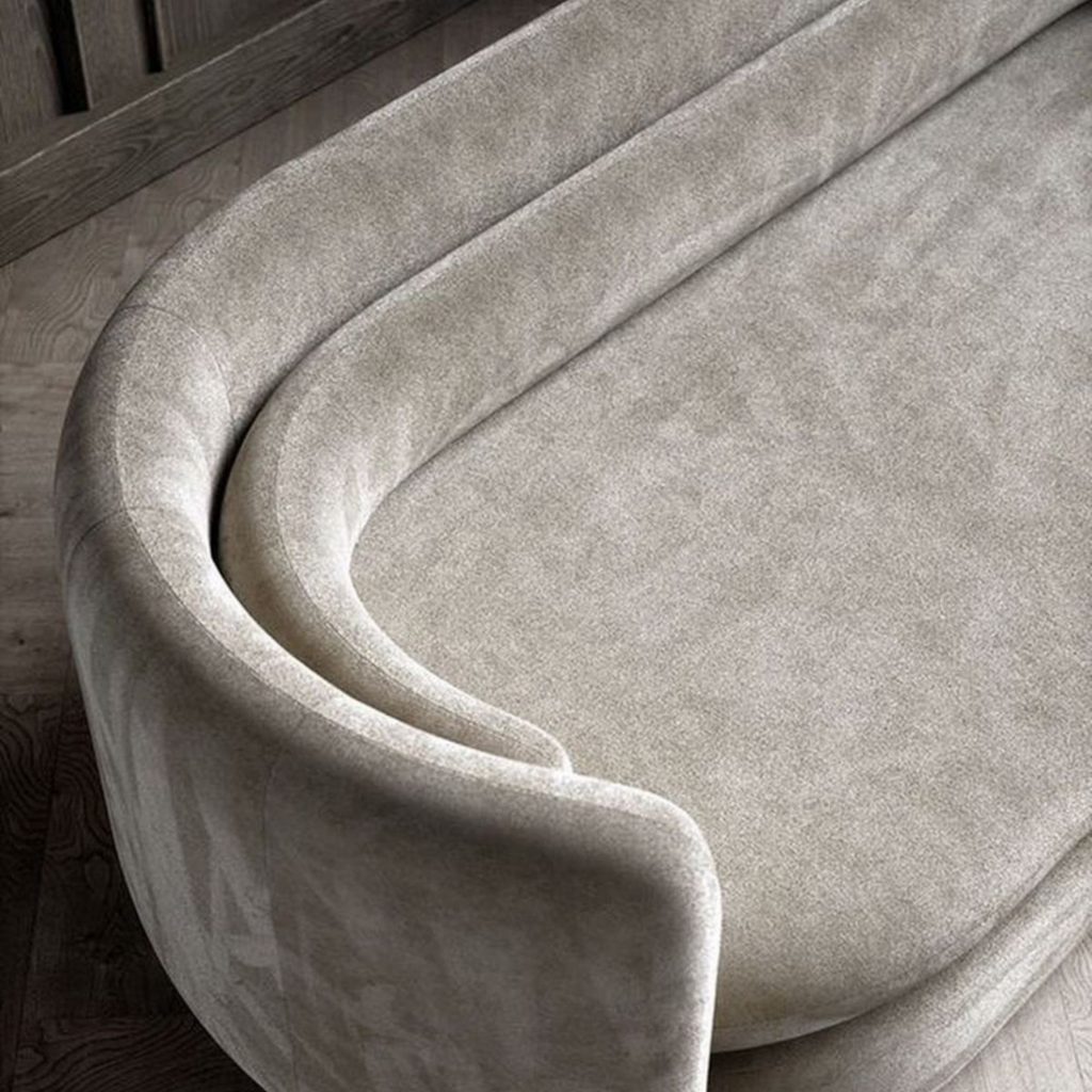 Veludo, um material tipicamente associado a ambientes românticos, aplicado num sofá.