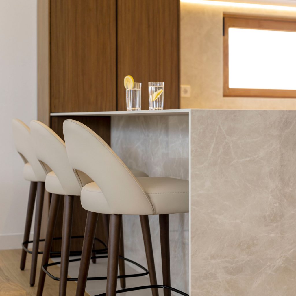 Ilha com bancos altos para encorajar o convívio.