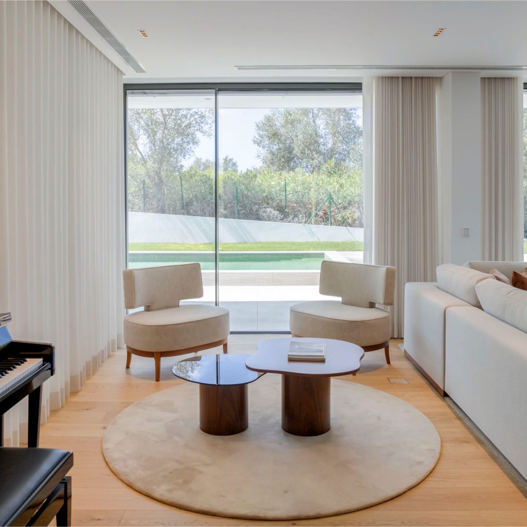 Canto resguardado na sala de estar que incentiva conversas mais pessoais e intimistas.