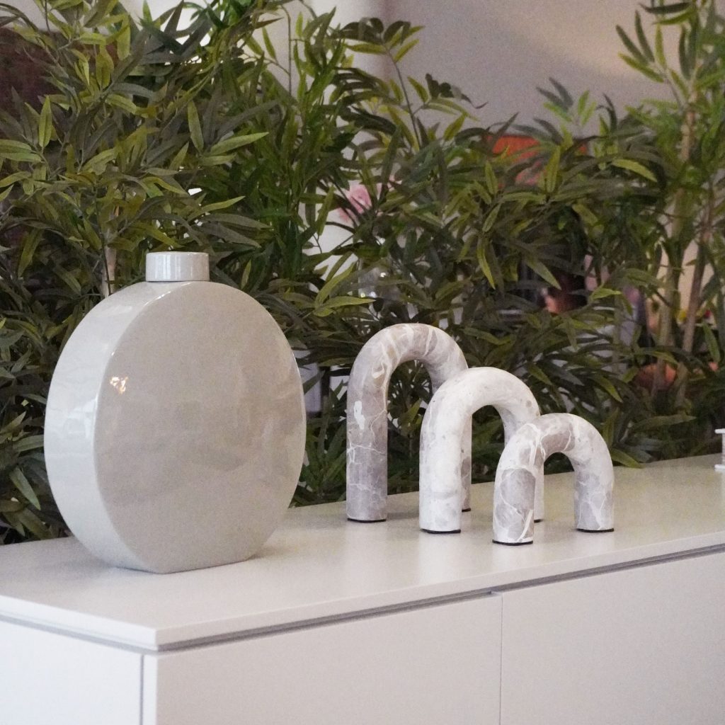 3 esculturas minimalistas utilizadas como decoração para a sala de jantar no dia dos namorados.