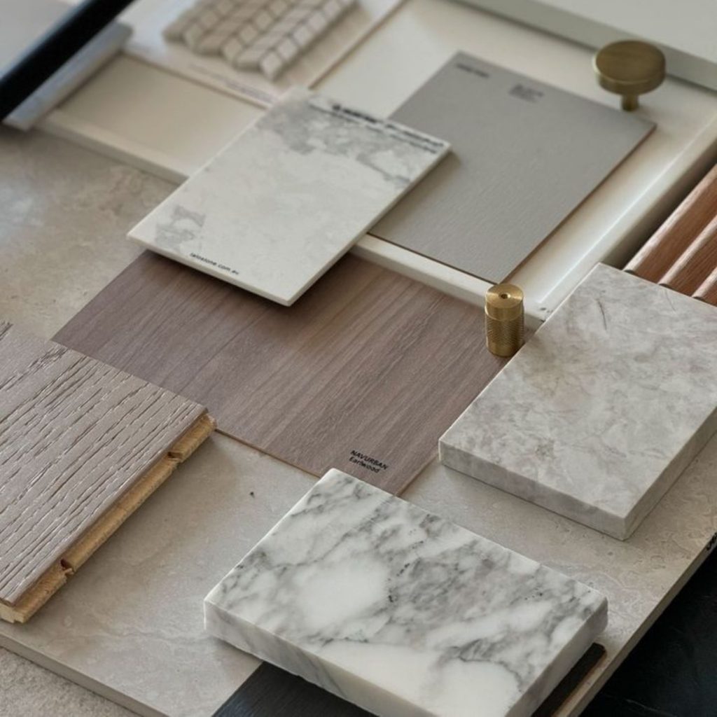 Materiais quentes e frios conjugados para criar um ambiente acolhedor.