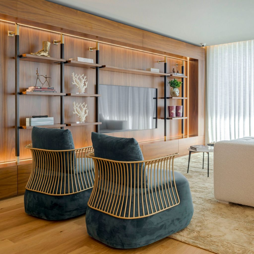 Sala de estar confortável e elegante.