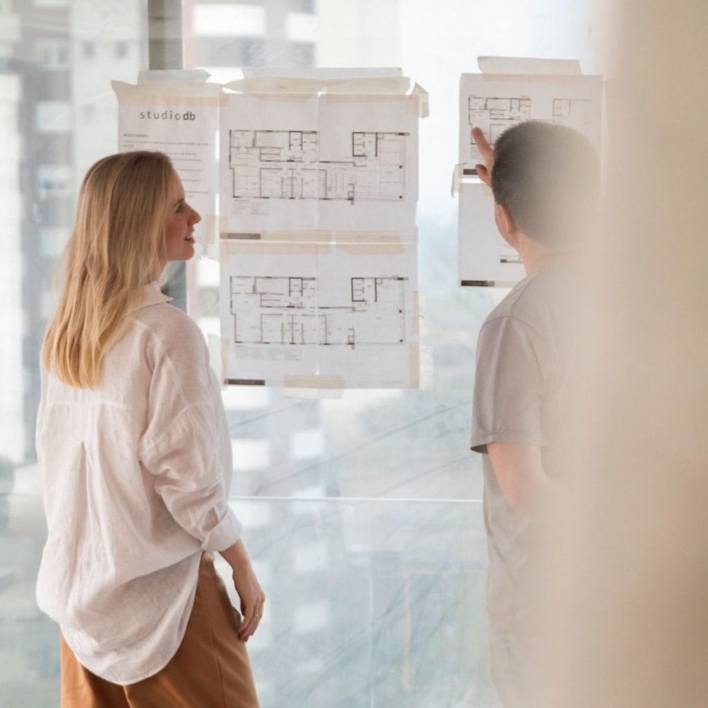 Trabalho de um Designer de Interiores Aliado ao Conhecimento de Arquitetos e Empreiteiros.