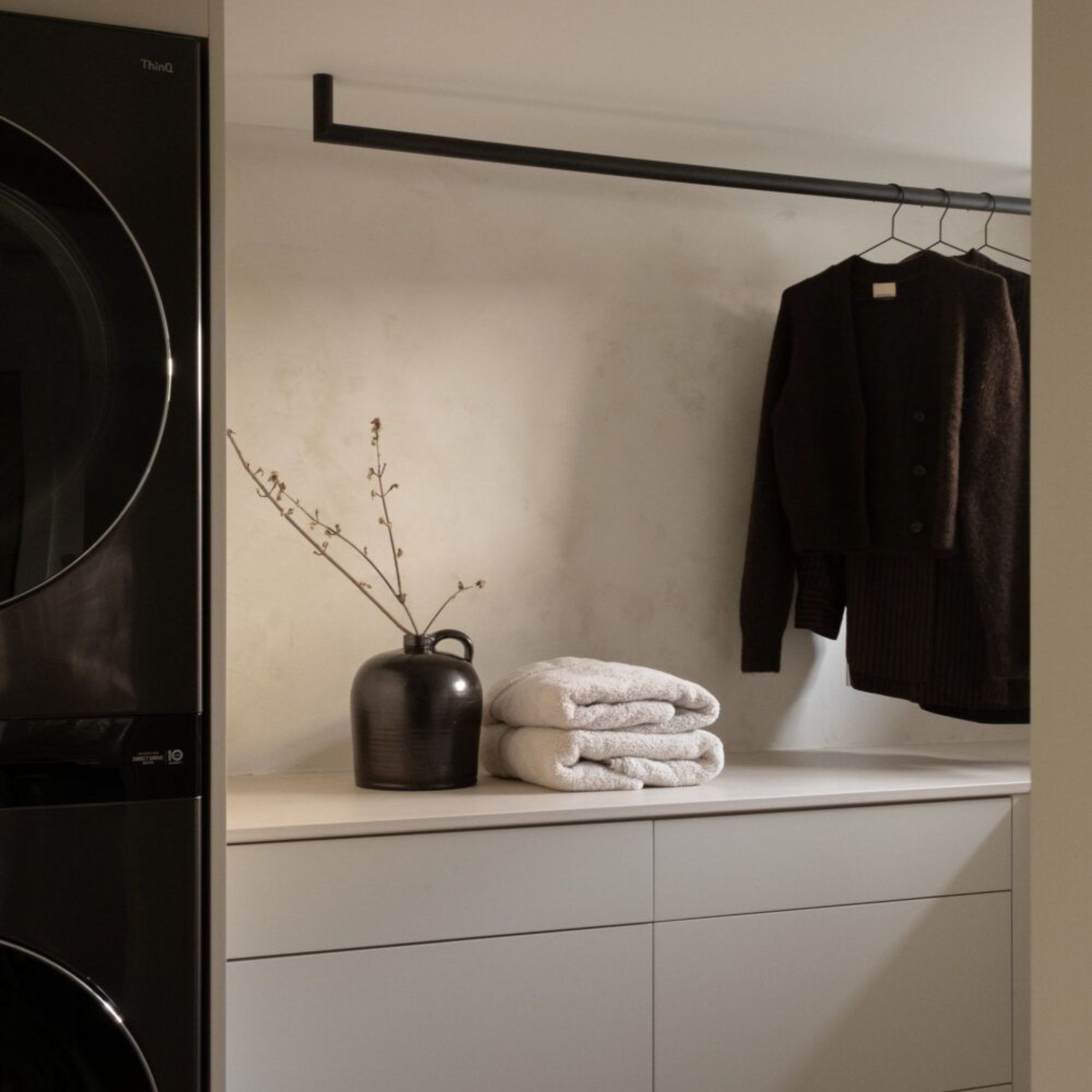 Uma lavandaria cuidada e organizada através do design de interiores.