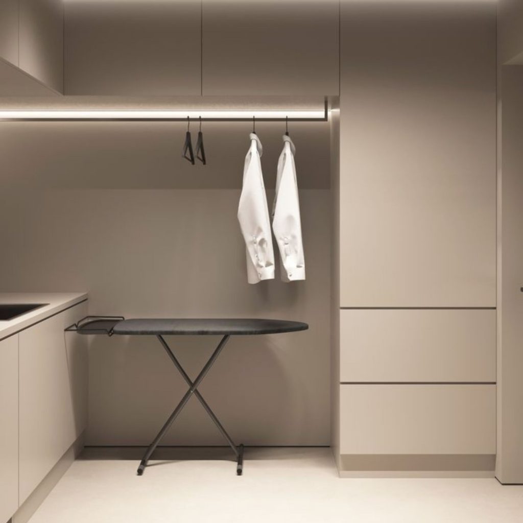 Projeto de design de interiores para lavandaria funcional, pensada para lavar, secar, passar a vapor e guardar vários essenciais domésticos.