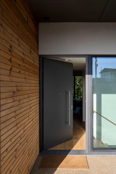 Entrada da moradia "Linha de Água", um projeto de design de interiores desenvolvido pela Jota Barbosa Interiors.
