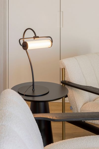 Mesa de apoio minimalista, ideal para um escritório elegante. Mobiliário de escritório pensado para ambientes sofisticados.