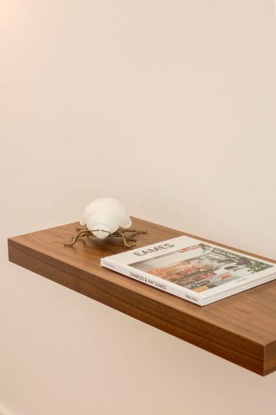 Prateleira suspensa inserida no escritório para proporcionar apoio extra.