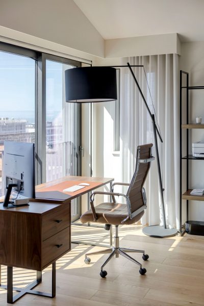 Uma cadeira de escritório moderna, forrada em pele e com um design ergonómico pensado para longas horas de trabalho.