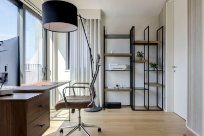 Uma cadeira de escritório moderna, forrada em pele e com um design ergonómico pensado para longas horas de trabalho junto da secretária William.